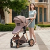 Elegancka kobieta prowadząca wózek dziecięcy 3w1 w kolorze cappuccino w trybie spacerówki, miejska sceneria, produkt polskiej marki Cichoszki