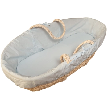 Miękka i elastyczna wyściółka do kosza Mojżesza w pastelowym niebieskim kolorze, idealna do aranżacji w stylu boho